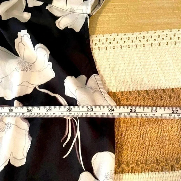 LIZ Claiborne black and white floral print blouse. - Picture 7 of 9